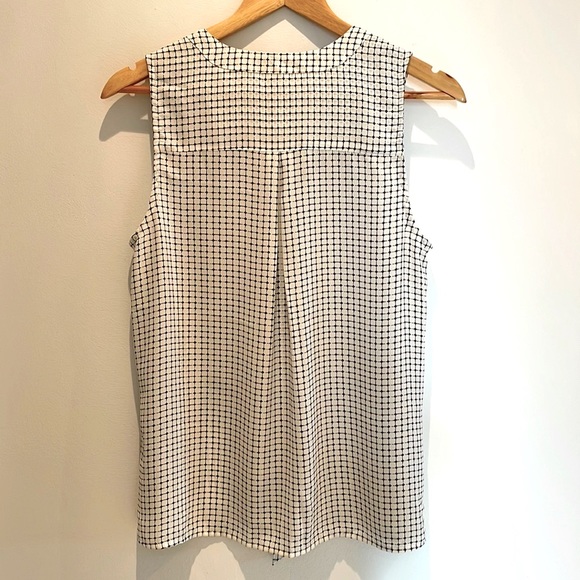 Women’s V-Neck Tie Tank/Blouse. - Picture 4 of 4